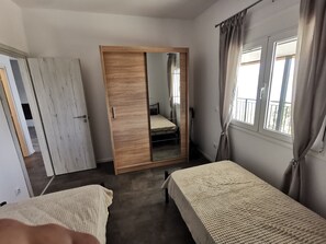 2 bedrooms, iron/ironing board, travel crib, WiFi - House by the sea (Salamina)