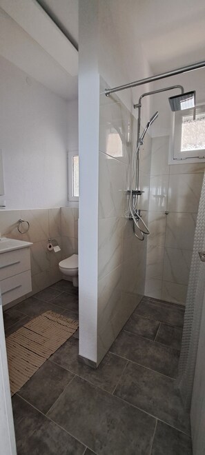 Shower, hair dryer, towels, soap - House by the sea (Salamina)