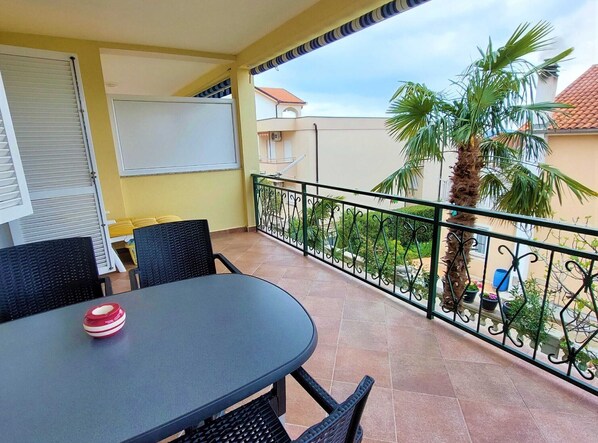 Outdoor dining - Cozy Crikvenica Apartments with Sea view and Balcony - Standard One Bedroom Apartment with Sea View and Balcony (Crikvenica)