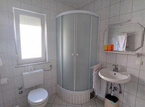 Shower, towels - Elegant Apartments with Sea View and Balcony - Classic One Bedroom Apartment with Sea View and Balcony (Crikvenica)
