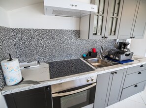 Réfrigérateur, four, plaque de cuisson, cafetière/bouilloire