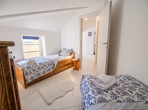 2 bedrooms, internet, bed sheets