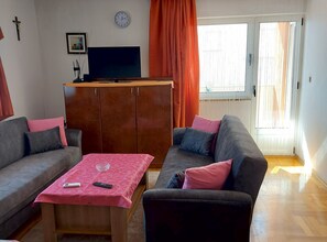 TV - Apartmani Lucija - Three Bedroom Apartment (Okrug Gornji)