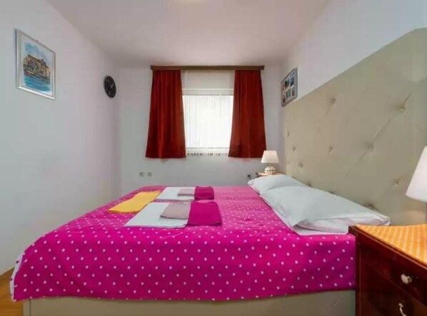 3 bedrooms, internet, bed sheets