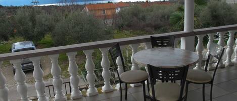 تناول الطعام بالخارج