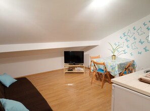 TV - Classy Sea View Crikvenica Apartments - One Bedroom Apartment with Sea View (Crikvenica)