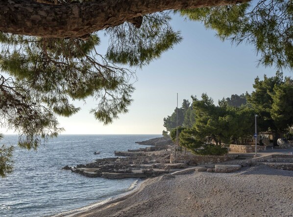 On the beach - Ivan Dolac Azure Horizon Beach Apartments - Classic Studio Apartment with Balcony and Sea View (Ivan Dolac)