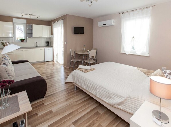 Internet, bed sheets - Beachfront Apartments for Relaxing Getaways in Crikvenica - Junior Studio Apartment 2 (Crikvenica)