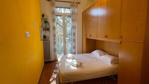 1 slaapkamer, een strijkplank/strijkijzer, gratis wifi, beddengoed