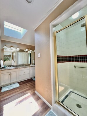 Sèche-cheveux, serviettes fournies