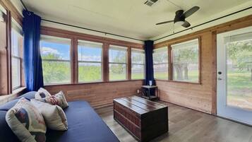 Televisión y chimenea