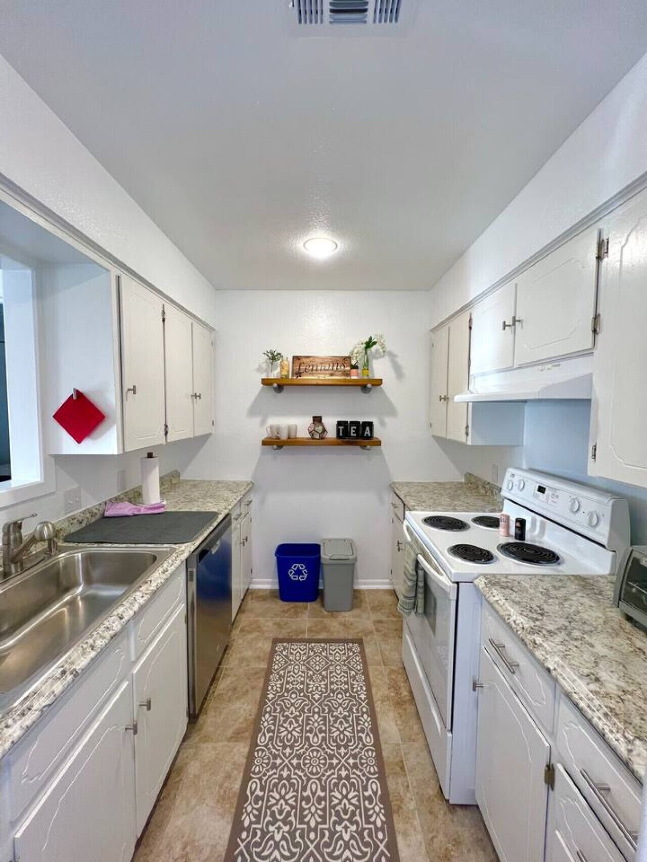 Jääkaappi, uuni, liesi, astianpesukone