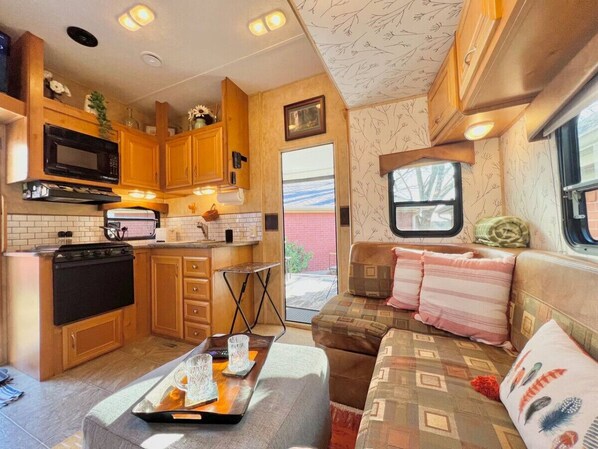 TV - The Glamper Spacious 5th Wheel (Temple)