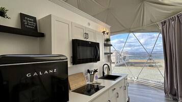 Kjøleskap, mikrobølgeovn, kokeplater og kaffetrakter/tekoker