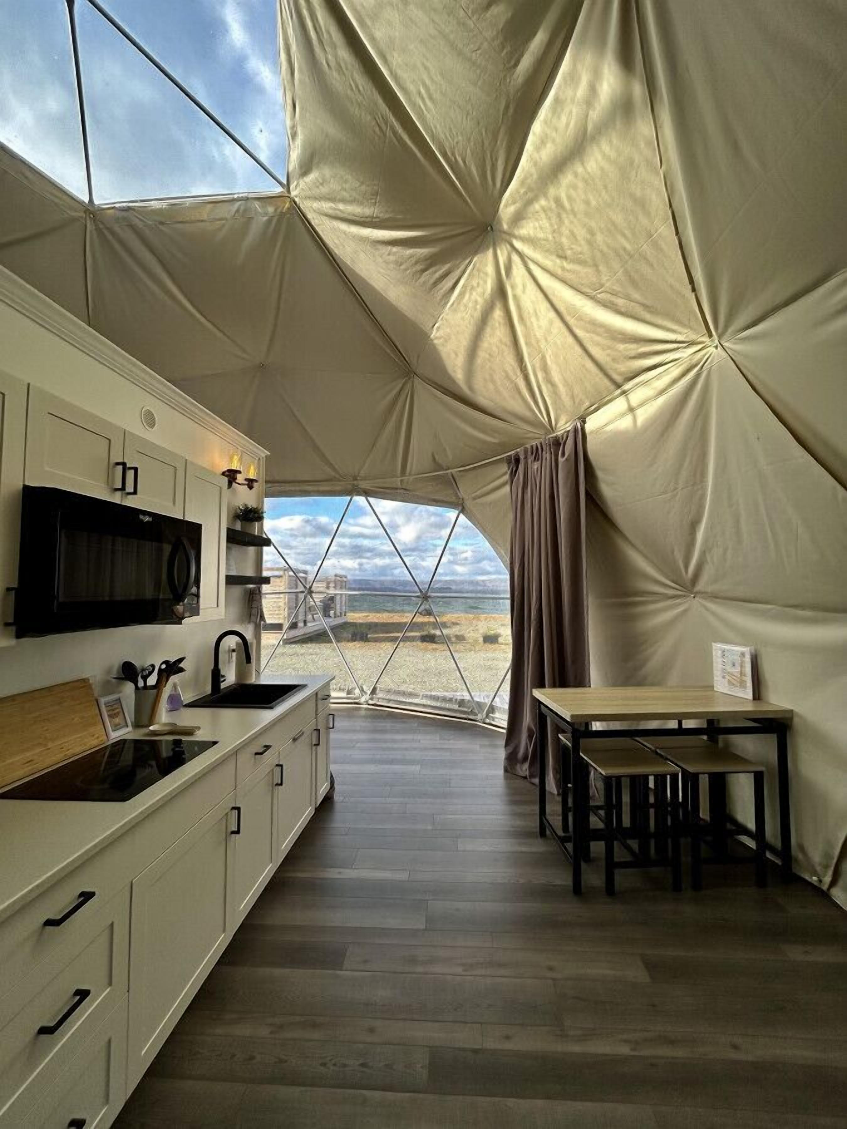 Frigorifero, microonde, piano cottura, macchina per tè/caffè