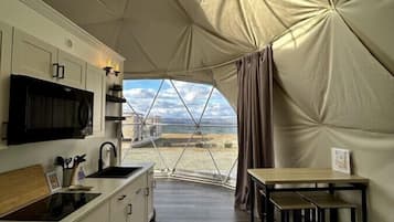 Frigorifero, microonde, piano cottura, macchina per tè/caffè