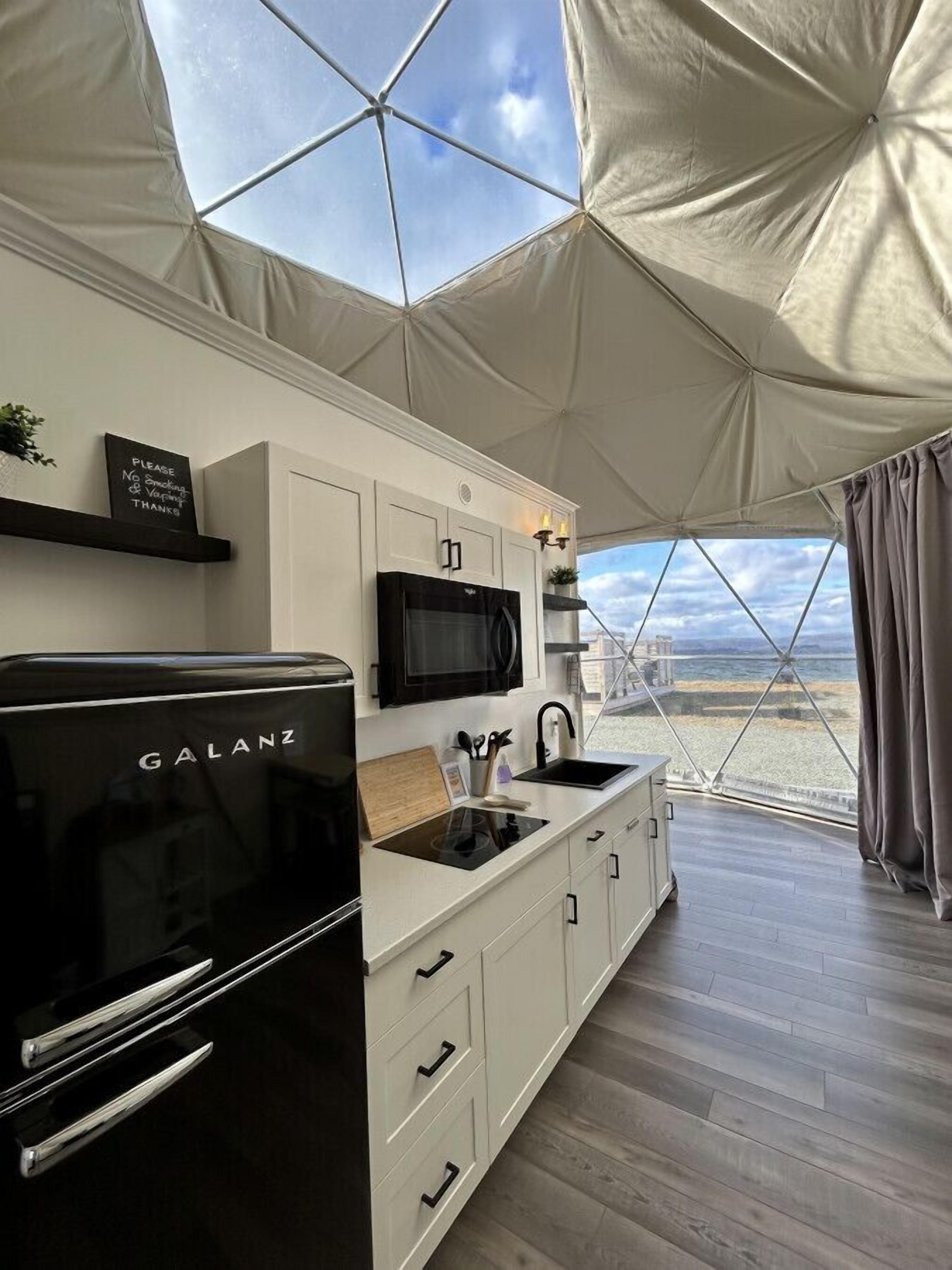 Kühlschrank, Mikrowelle, Herdplatte, Wasserkocher mit Kaffee-/Teezubehör