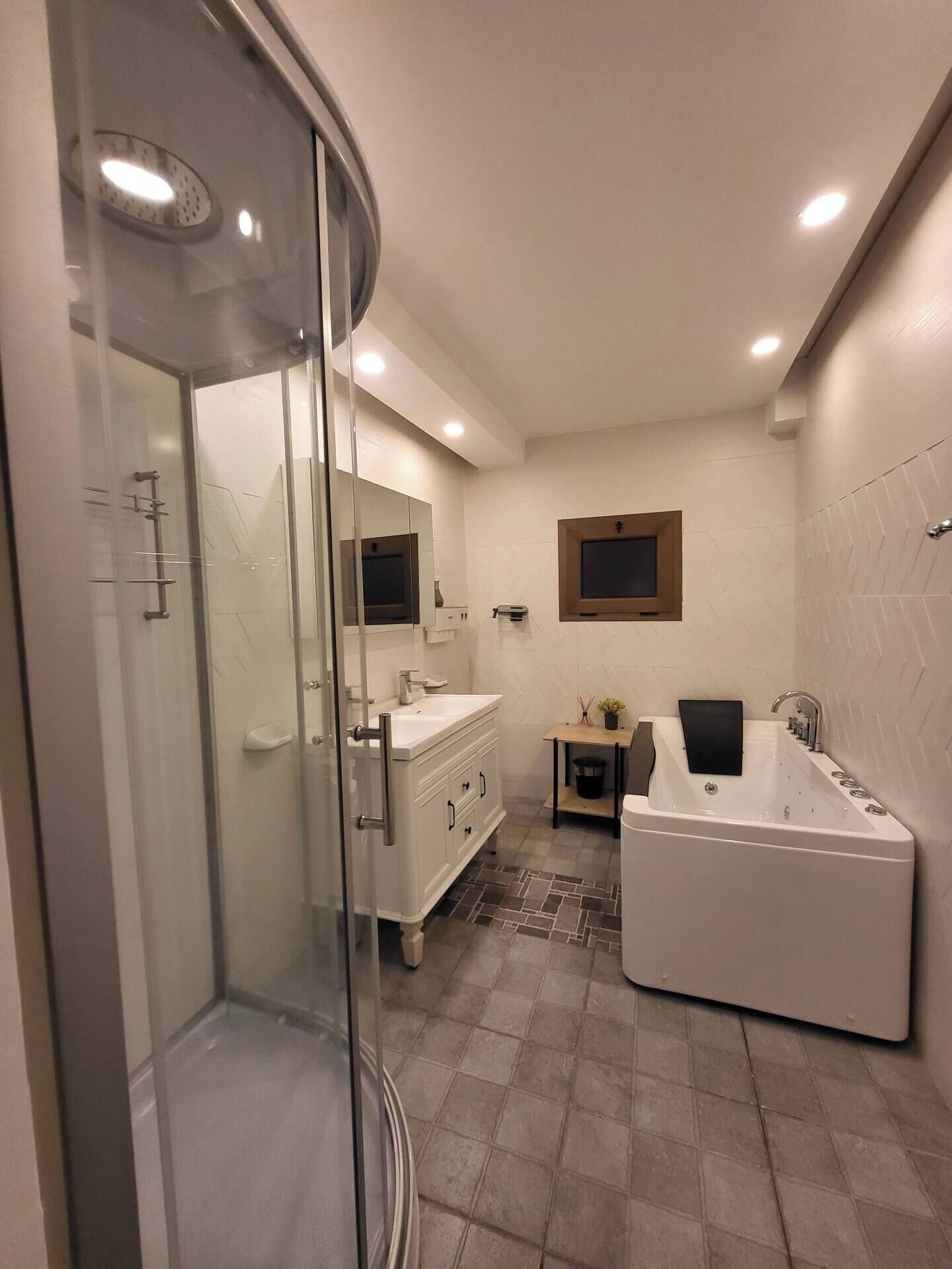 Bañera de hidromasaje, secador de pelo, toallas, jabón