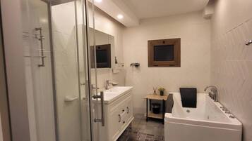 Bañera de hidromasaje, secador de pelo, toallas, jabón