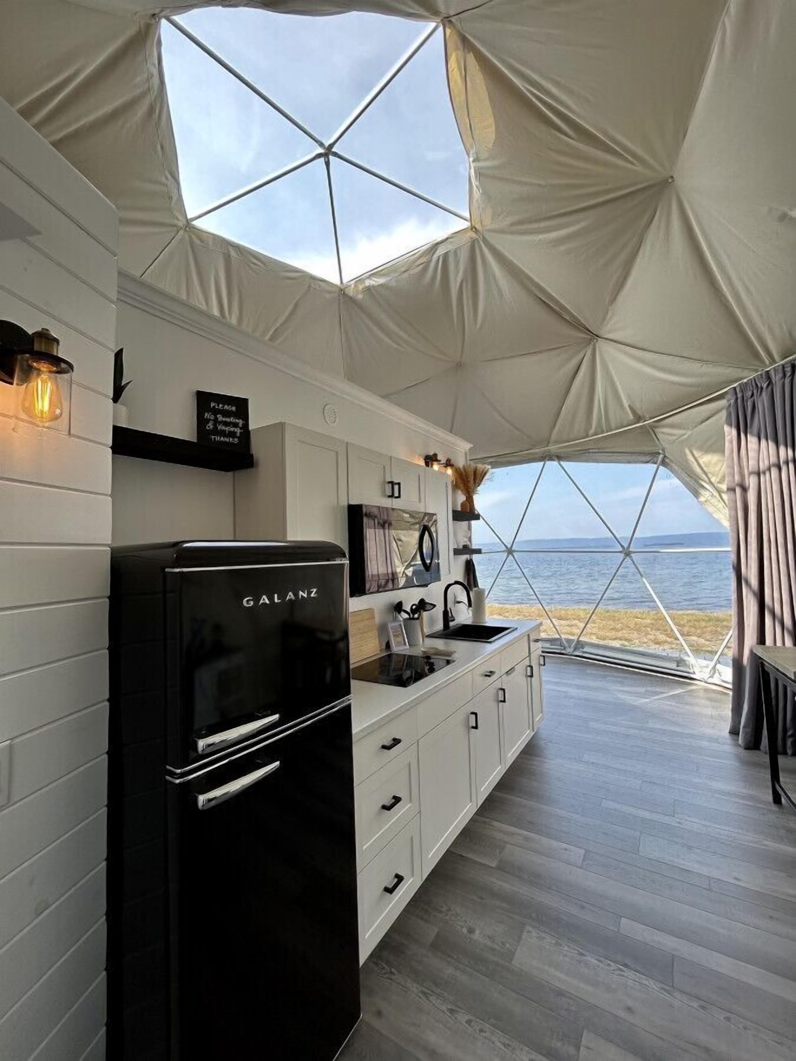 Frigorifero, microonde, piano cottura, macchina per tè/caffè