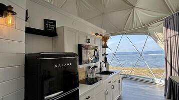 Frigorifero, microonde, piano cottura, macchina per tè/caffè