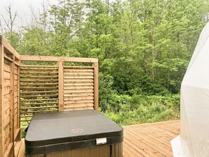 Tina de hidromasaje al aire libre