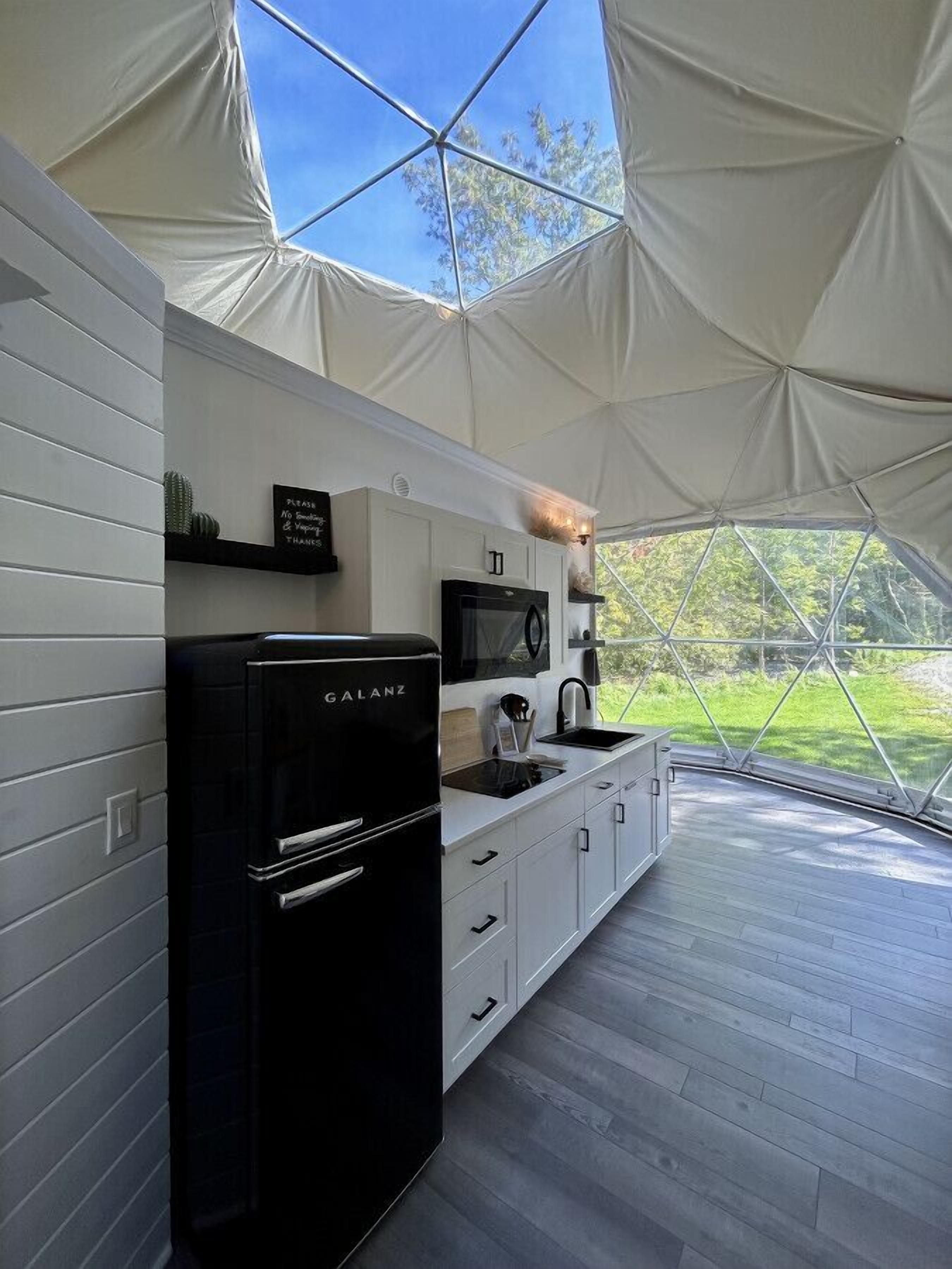 Frigorifero, microonde, piano cottura, macchina per tè/caffè