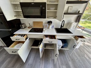 KĂŒhlschrank, Mikrowelle, Herdplatte, Wasserkocher mit Kaffee-/Teezubehör