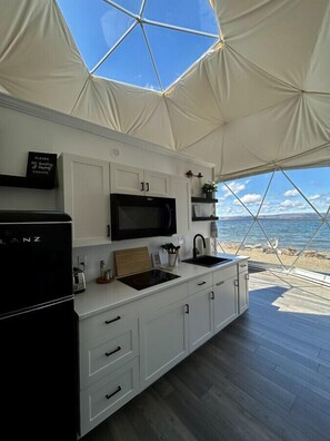 ثلاجة، ميكروويف، موقد طهي مسطح، ماكينة لصنع القهوة/الشاي