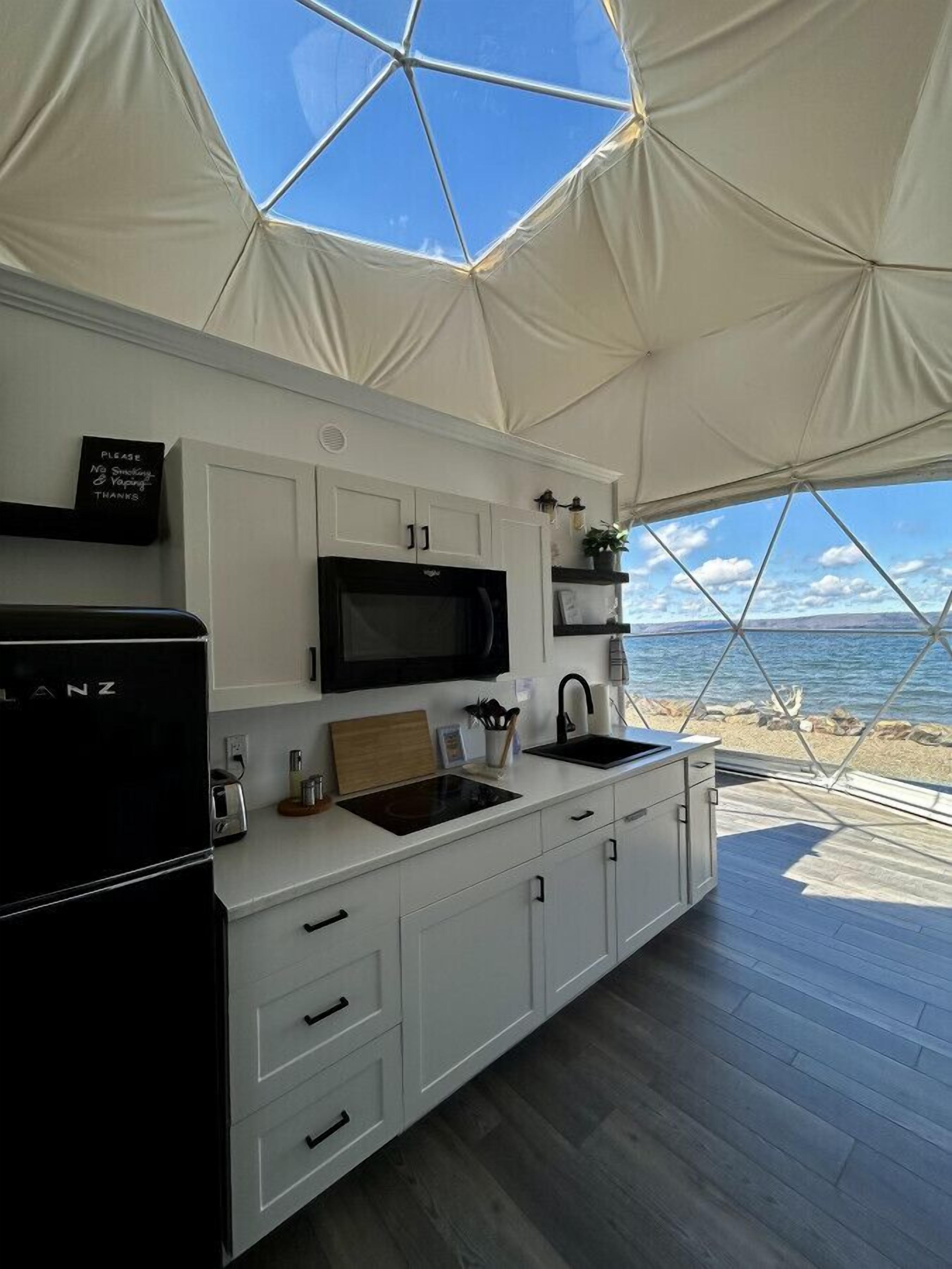 Refrigerador, microondas, parrilla de estufa y cafetera y tetera 