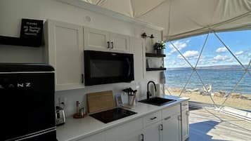 Refrigerador, microondas, parrilla de estufa y cafetera y tetera