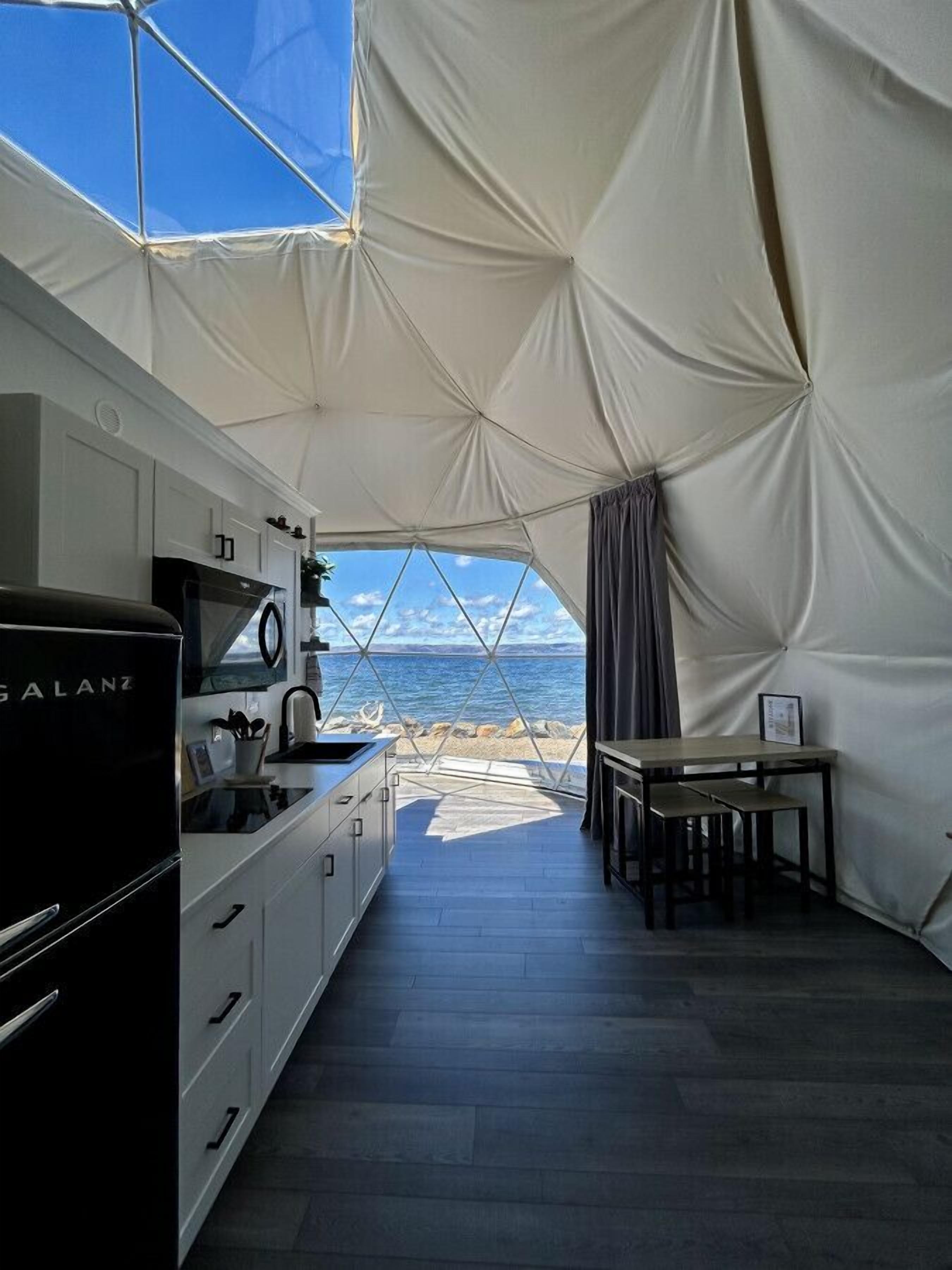 Réfrigérateur, micro-ondes, plaque de cuisson, cafetière/bouilloire