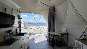 Frigorifero, microonde, piano cottura, macchina per tè/caffè