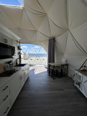 Refrigerador, microondas, parrilla de estufa y cafetera y tetera 