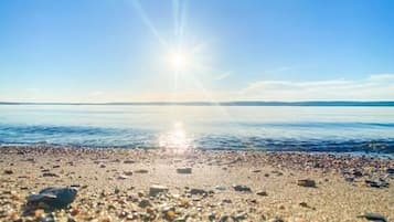 Una spiaggia nelle vicinanze
