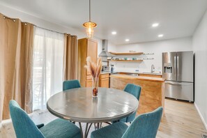 Fridge, microwave, oven, stovetop - Chic Farmhouse, 3Mi to Lake-Pet Friendly & Golfing (Eureka Springs)
