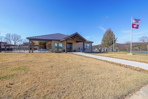 Exterior - Chic Farmhouse, 3Mi to Lake-Pet Friendly & Golfing (Eureka Springs)