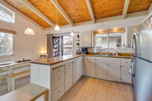 Kylskåp, mikrovågsugn, spishäll och diskmaskin