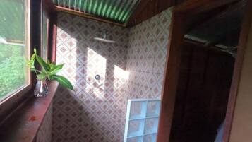 淋浴设施、毛巾、肥皂、卫生纸