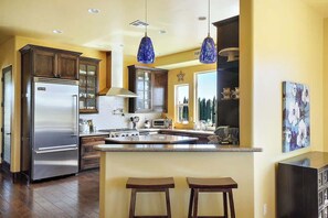 Fridge, microwave, oven, stovetop - ViNO On ViNEYARD-Westside Wine Trail (Paso Robles)