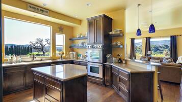 Refrigerador, microondas, horno, placa de cocina