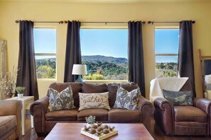 Smart TV, fireplace, offices - ViNO On ViNEYARD-Westside Wine Trail (Paso Robles)
