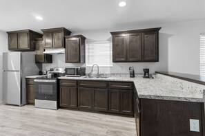 Mikrowelle, Ofen, Herdplatte, Kochgeschirr/Geschirr/Besteck