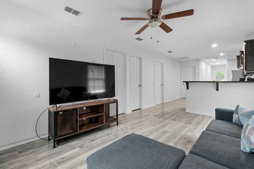 Brand New 3 Bed House In Central San Benito With Ac, Wifi, And Digital Features - La Paloma, TX