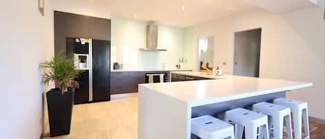 ثلاجة، ميكروويف، فرن، موقد طهي مسطح