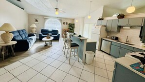 Un appartement moderne comprenant un salon, un coin repas et une cuisine.