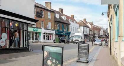 2 Bedroom Penthouse St Albans City Centre - stay right in the heart of the city