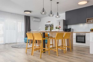 Réfrigérateur, four à micro-ondes, un four, surface de cuisson