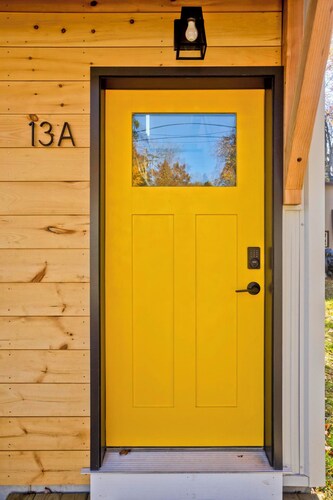 Stylish, Newly-built 2-bedroom guesthouse in Easthampton.  Clean + Light Filled