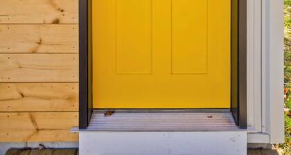 Stylish, Newly-built 2-bedroom guesthouse in Easthampton. Clean + Light Filled